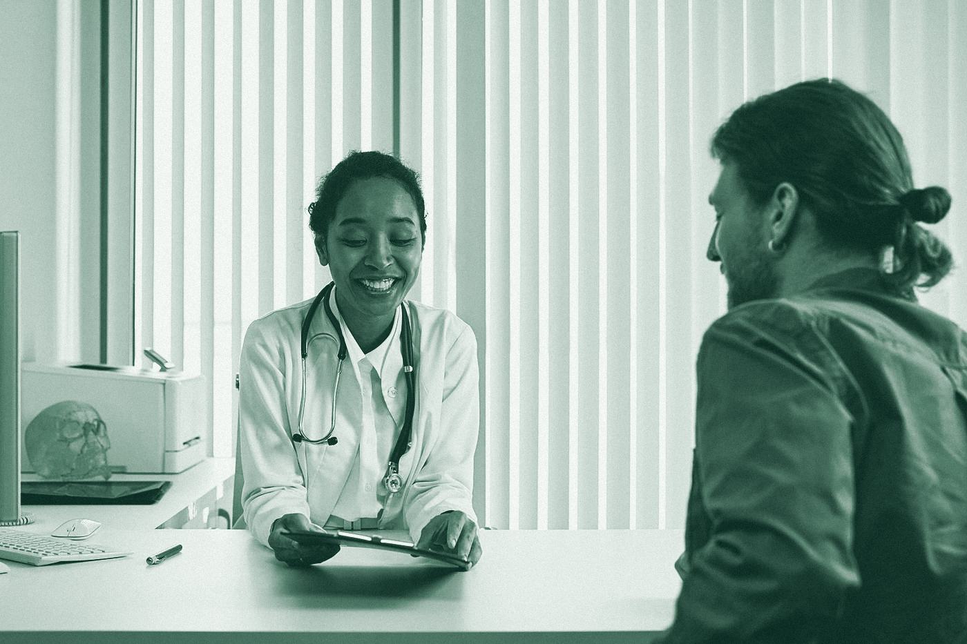 Médecin souriante en consultation