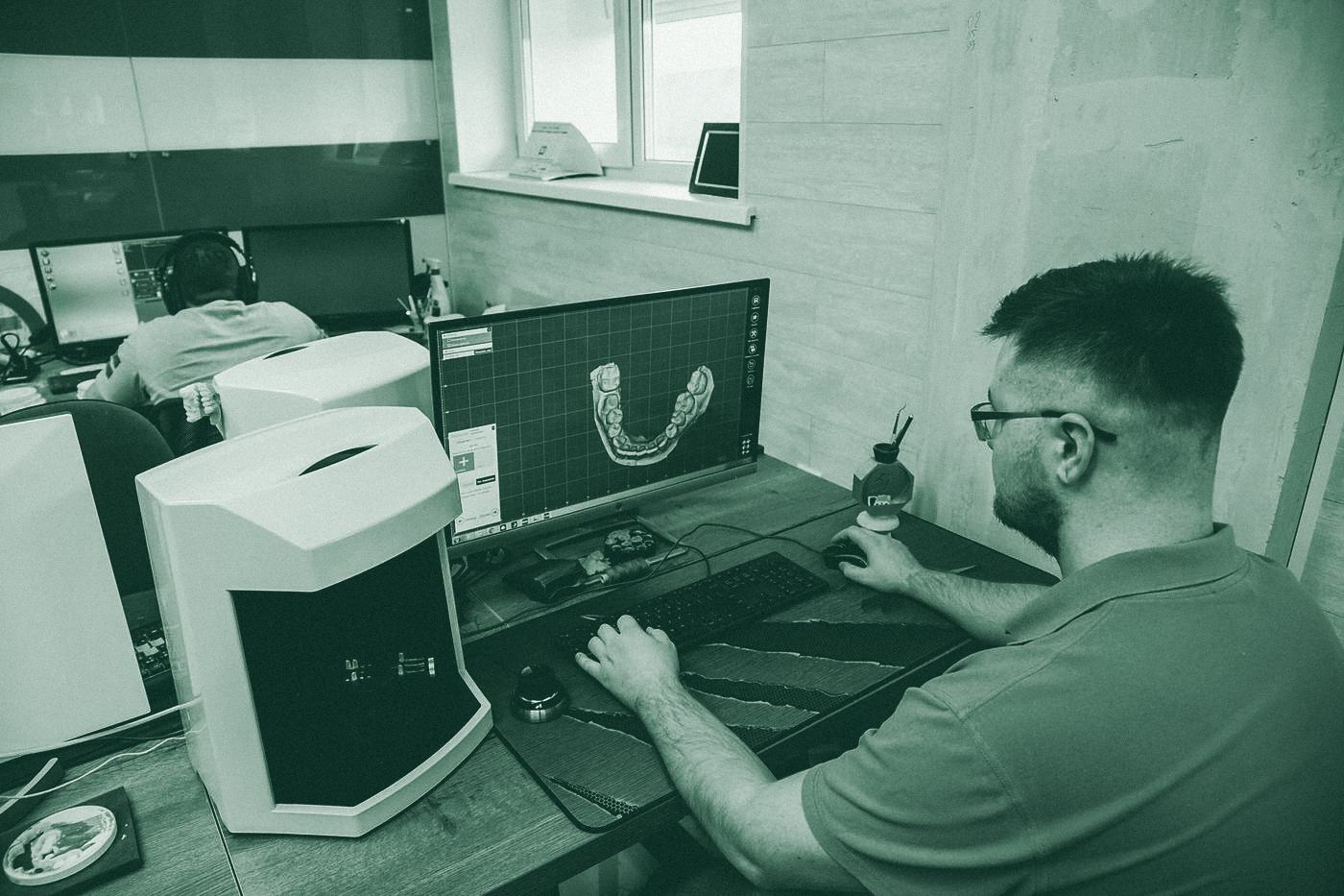 Praticien travaillant sur un logiciel de modélisation dentaire