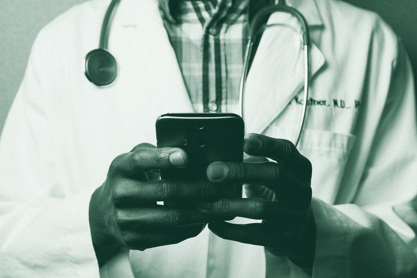 Médecin consultant son smartphone