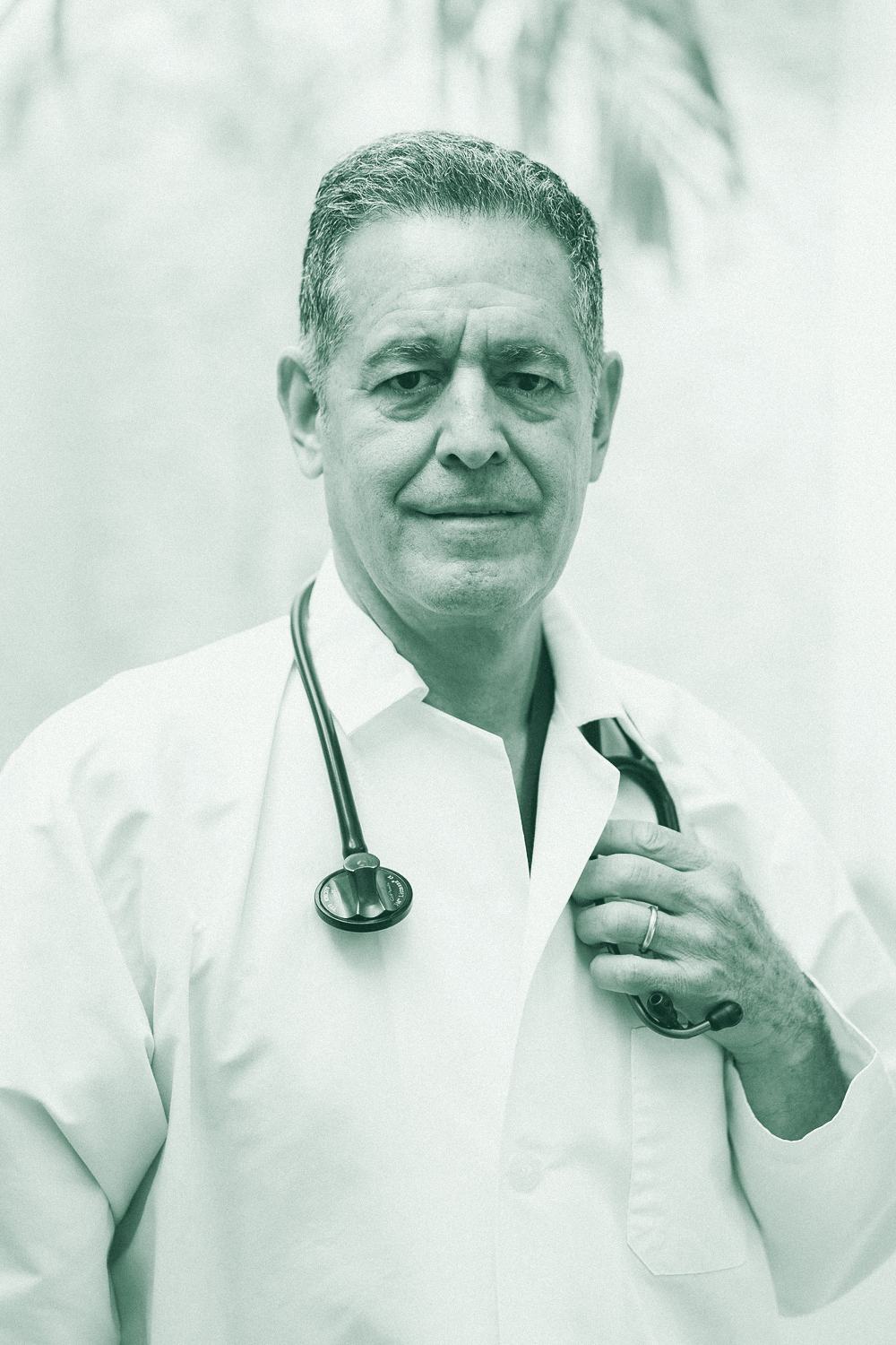 Médecin en blouse blanche tenant son stéthoscope