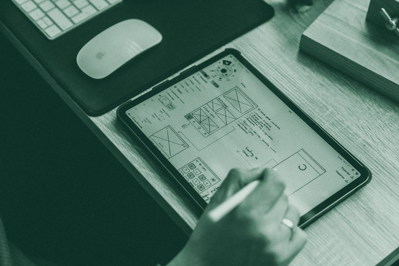 Maquettes de site web dessinées sur une tablette